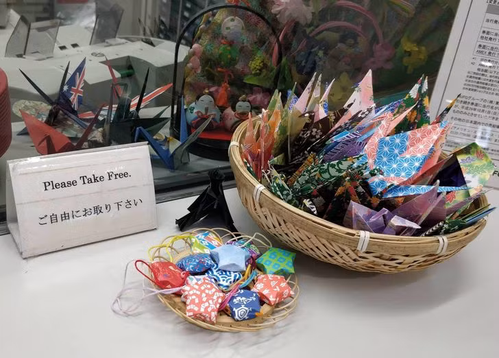Tại sân bay quốc tế Narita (Tokyo), họ tặng bạn origami (một loại nghệ thuật gấp giấy) miễn phí thay vì kẹo.