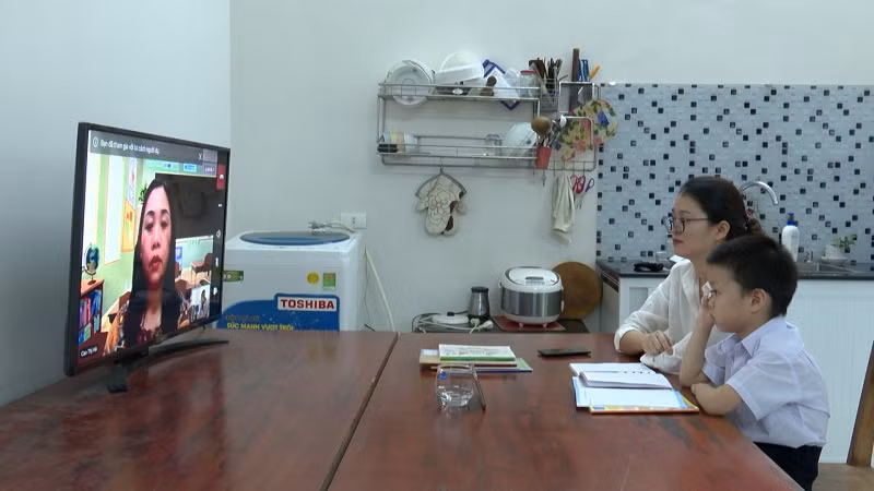Chương trình học online buổi tối giúp phụ huynh có thể kèm cặp con. Ảnh minh họa