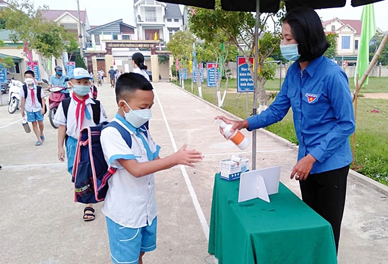 Các cơ sở giáo dục triển khai nhiều phương án bảo đảm an toàn cho học sinh tới trường học trực tiếp. Ảnh minh họa: Hồ Lài