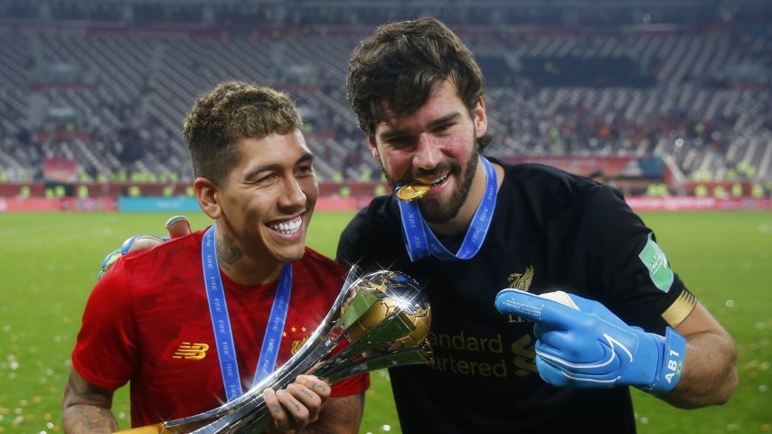 Tiền vệ Roberto Firmino (bên trái) và thủ môn Alisson trong màu áo Liverpool.