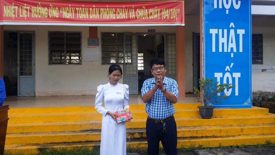 BGH Trường THPT Vĩnh Hải tuyên dương em Kim Thoa trong tiết sinh hoạt dưới cờ.