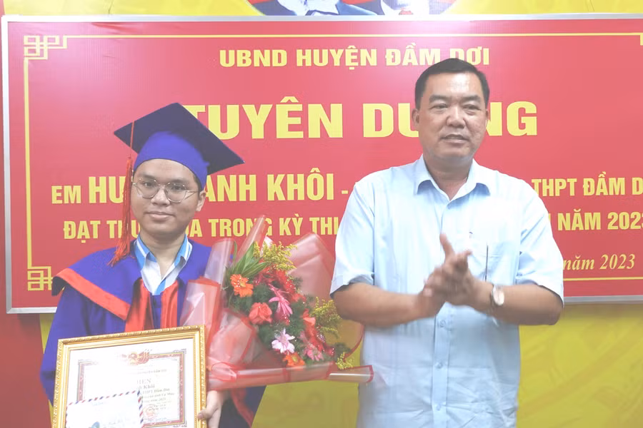 Ông Phạm Thanh Liêm - Phó Chủ tịch UBND huyện Đầm Dơi trao phần thưởng cho em Huỳnh Anh Khôi.