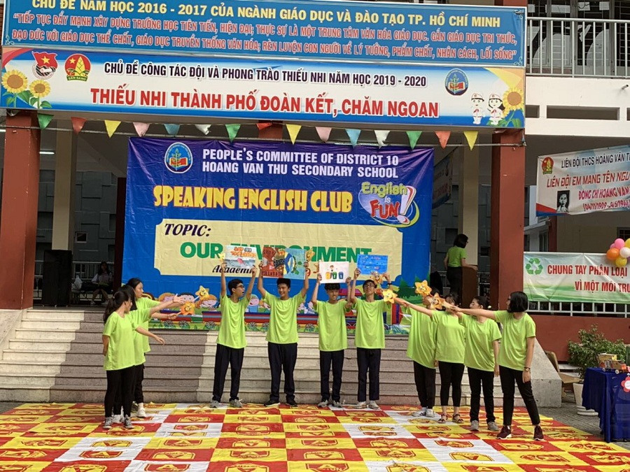 Các em tham gia các tiết mục văn nghệ với những khẩu hiệu tuyên truyền về bảo vệ môi trường, nói không với rác thải nhựa...