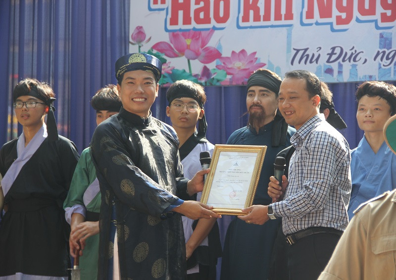 Đại diện Ban giám hiệu nhà trường cảm ơn CLB Nghiên cứu và vinh danh văn hóa Nam Bộ đã mang đến chuyên đề ý nghĩa