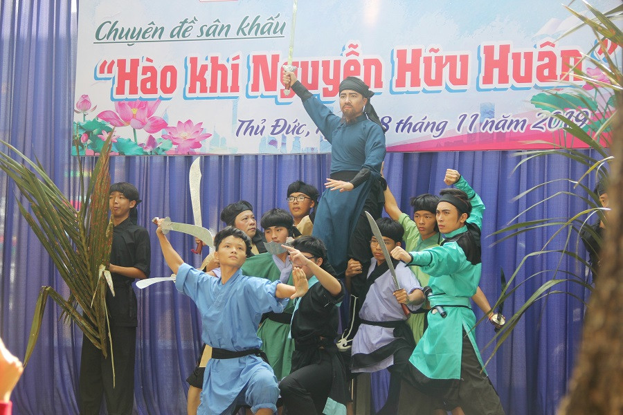 Học sinh cùng tham gia vở cải lương Lãnh Binh Thăng (tác giả Hồ Nhựt Quang)