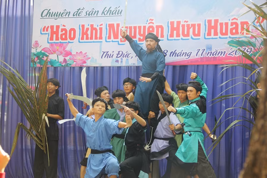 Học sinh cùng tham gia vở cải lương Lãnh Binh Thăng (tác giả Hồ Nhựt Quang)