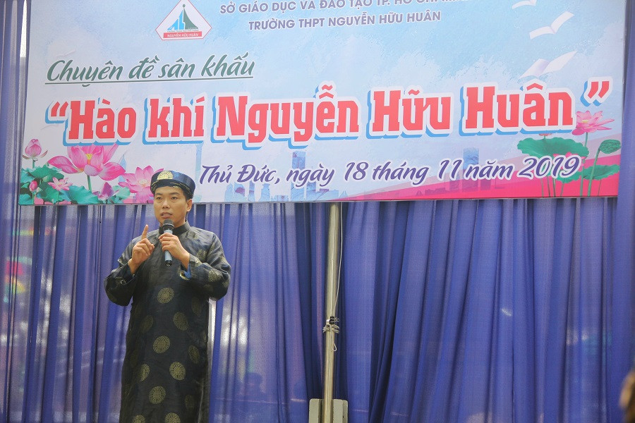 Diễn giả Hồ Nhựt Quang chia sẻ với các em học sinh