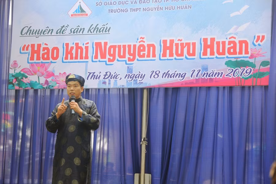 Diễn giả Hồ Nhựt Quang chia sẻ với các em học sinh