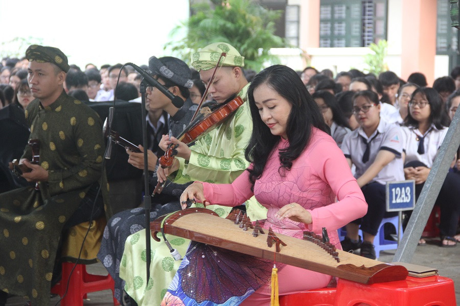 Tiến sĩ -nghệ sĩ ưu tú Hải Phượng cùng các nghệ sĩ tham gia chuyên đề