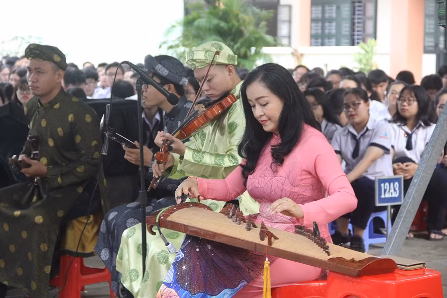 Tiến sĩ -nghệ sĩ ưu tú Hải Phượng cùng các nghệ sĩ tham gia chuyên đề