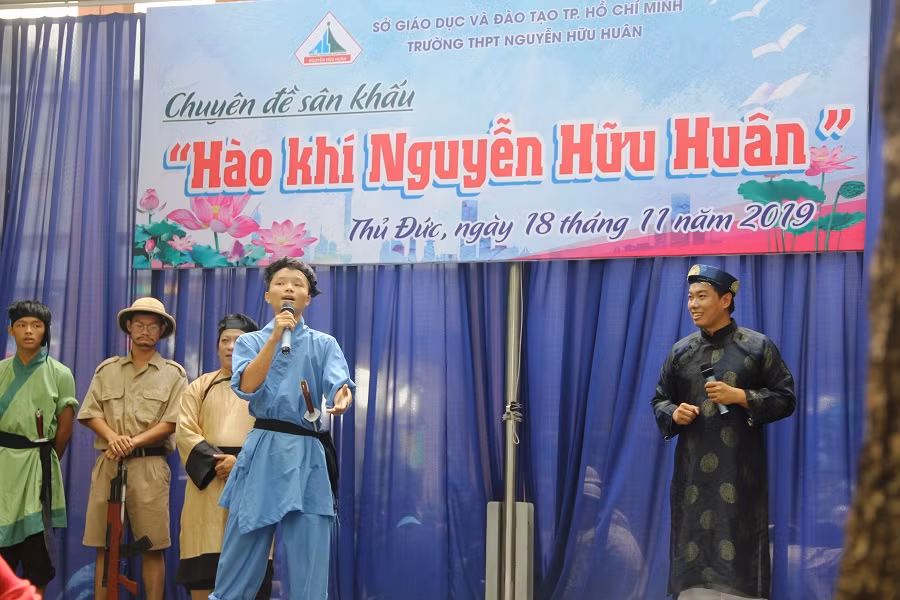 Học sinh của trường tập hát cải lương trong chuyên đề sân khấu hóa "Hào khí Nguyễn Hữu Huân"