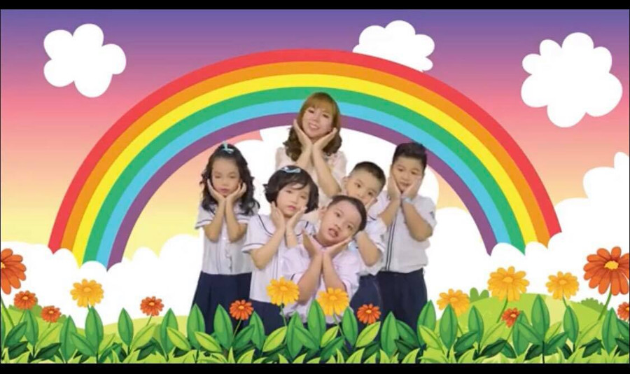 Cô Đỗ Tuyết Nhi cùng học trò tham gia trong MV Bông hoa tặng cô Cô Đỗ Tuyết Nhi cùng học trò tham gia trong MV Bông hoa tặng cô