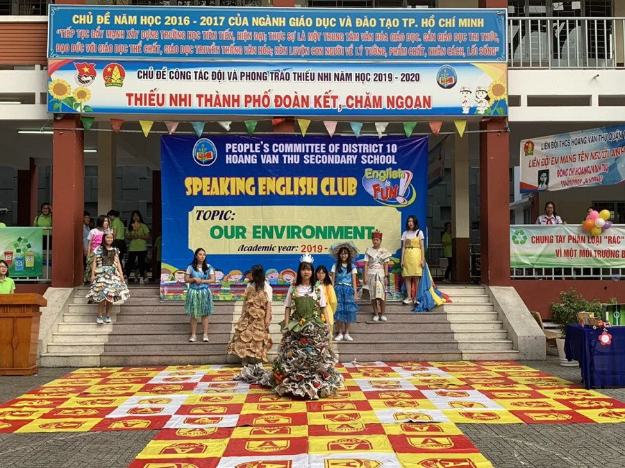 Trình diễn thời trang tái chế từ các vật liệu như bao nilon, giấy báo...