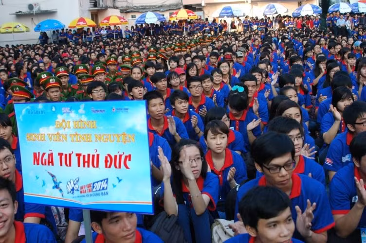 Đội hình Tiếp sức mùa thi Bến xe Miền Đông, nơi là “điểm nóng” mỗi mùa thi.