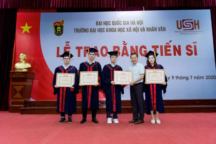 Lễ trao bằng tiến sĩ của Trường ĐH Khoa học Xã hội và Nhân văn (ĐH Quốc gia Hà Nội). Ảnh: NTCC