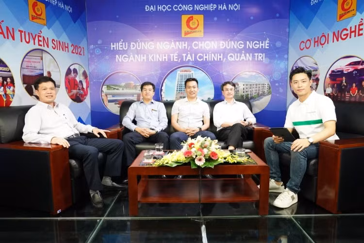 TS Kiều Xuân Thực (ngoài cùng bên trái) trong một chương trình tư vấn tuyển sinh trực tuyến của Trường ĐH Công nghiệp Hà Nội. Ảnh: NVCC