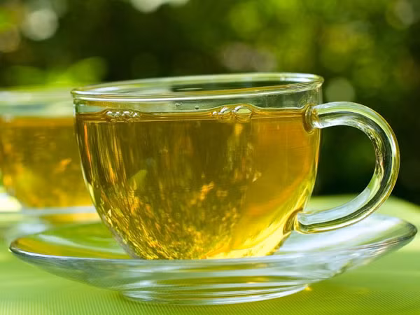 Mẹo số 5: Một mẹo khác để giữ ấm bàn tay và bàn chân của bạn trong mùa đông là thường xuyên nhấm nháp đồ uống nóng, lành mạnh như trà xanh, trà thảo mộc...