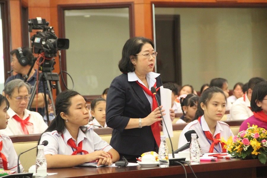 Bà Bùi Thị Diễm Thu, Phó GĐ Sở GD&ĐT TP.HCM trao đổi ý kiến với các thiếu nhi tại buổi gặp gỡ