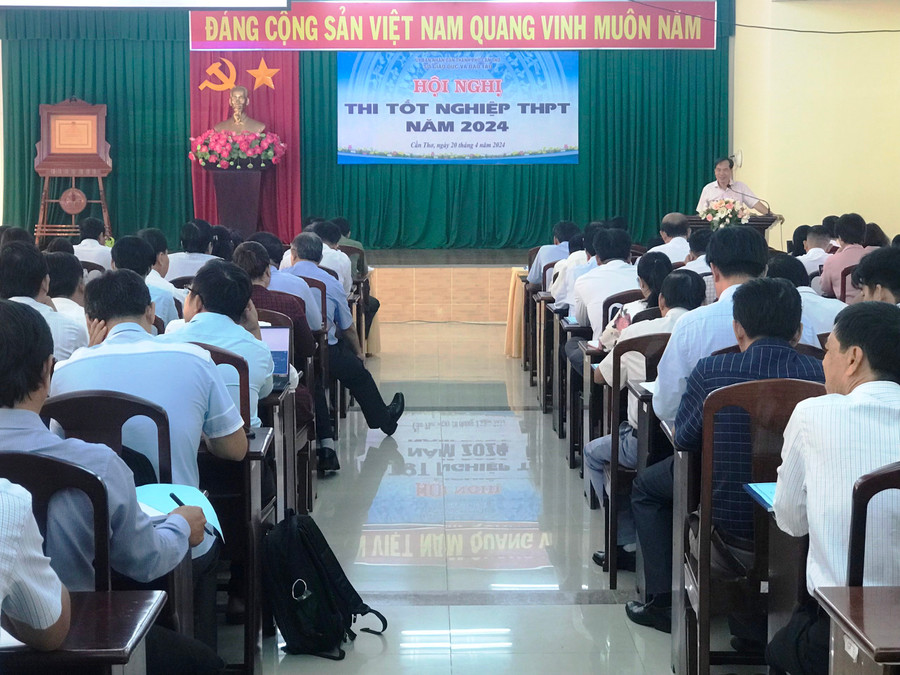 Hội nghị thi tốt nghiệp THPT lần thứ nhất với sự tham gia của hơn 200 đại biểu.