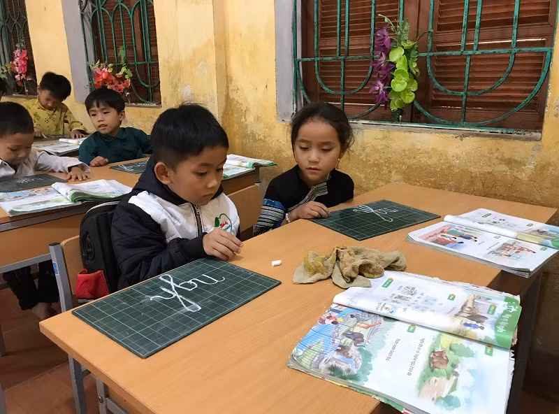 Giờ học tiếng Việt của học sinh lớp 1, Trường Tiểu học & THCS Khao Mang, huyện Mù Căng Chải, tỉnh Yên Bái. Ảnh: TG