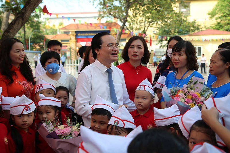 Bộ trưởng Bộ GD&ĐT Phùng Xuân Nhạ cùng cô và trò Trường Tiểu học Đan Phượng (Hà Nội) trong lễ khai giảng. Ảnh: Thế Đại