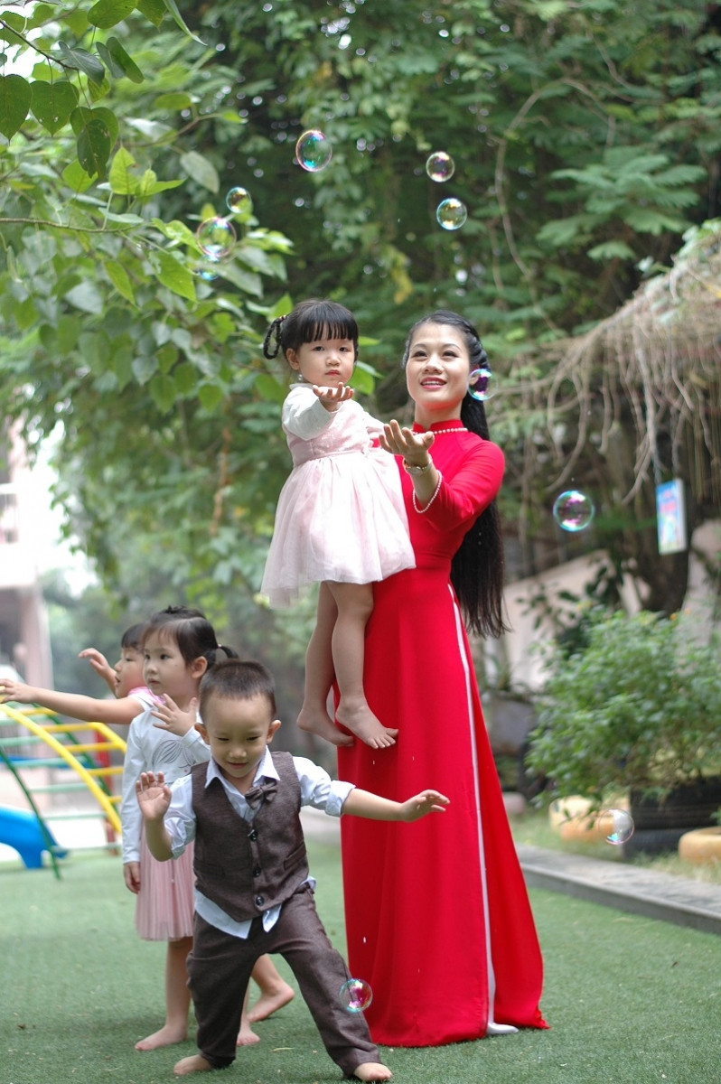 Niềm vui của cô trò Trường MN Mai Dịch (Hà Nội) trong ngôi trường văn hóa - thanh lịch - văn minh. Niềm vui của cô trò Trường MN Mai Dịch (Hà Nội) trong ngôi trường văn hóa - thanh lịch - văn minh.