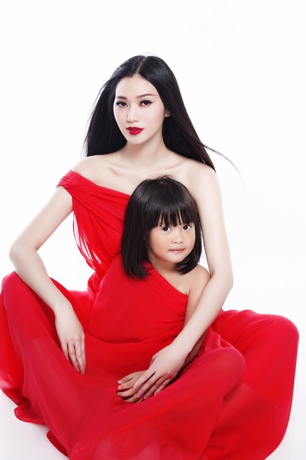 Khánh My chụp ảnh không xiêm y ủng hộ quỹ từ thiện của riêng mình ảnh 7 Khánh My chụp ảnh không xiêm y ủng hộ quỹ từ thiện của riêng mình ảnh 7