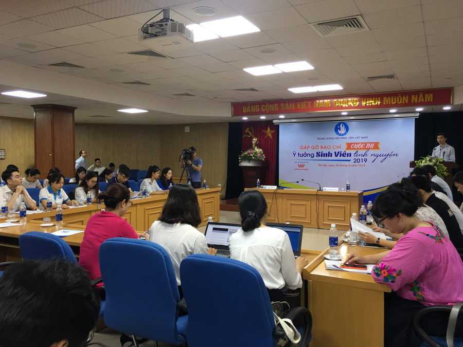 Đại diện sinh viên tình nguyện các trường cao đẳng, đại học và các nhà báo cùng gặp gỡ, trao đổi về "Ý tưởng sinh viên tình nguyện năm 2019" Đại diện sinh viên tình nguyện các trường cao đẳng, đại học và các nhà báo cùng gặp gỡ, trao đổi về "Ý tưởng sinh viên tình nguyện năm 2019"