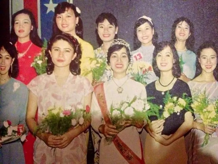 Á hậu Thu Mai (thứ 2 từ trái qua) cùng các thí sinh trong Top 10 Hoa hậu hội báo Tiền Phong 1988. Á hậu Thu Mai (thứ 2 từ trái qua) cùng các thí sinh trong Top 10 Hoa hậu hội báo Tiền Phong 1988.