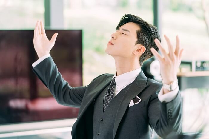 Park Seo Joon vào vai phó chủ tịch Lee Young Joon trong “Thư ký Kim sao thế?”. Park Seo Joon vào vai phó chủ tịch Lee Young Joon trong “Thư ký Kim sao thế?”.