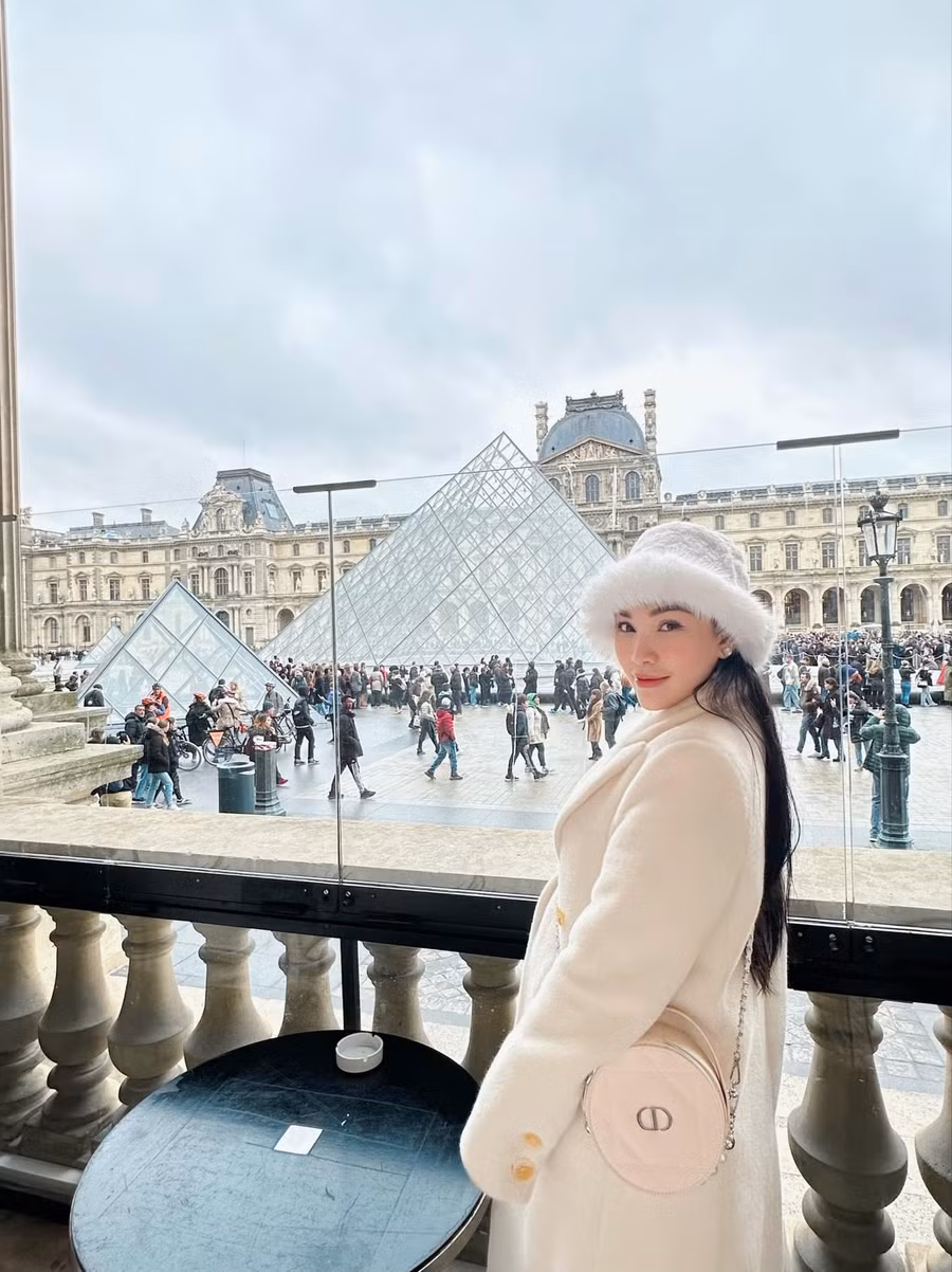 Quỳnh Thư vừa được bạn trai cầu hôn tại Pháp.