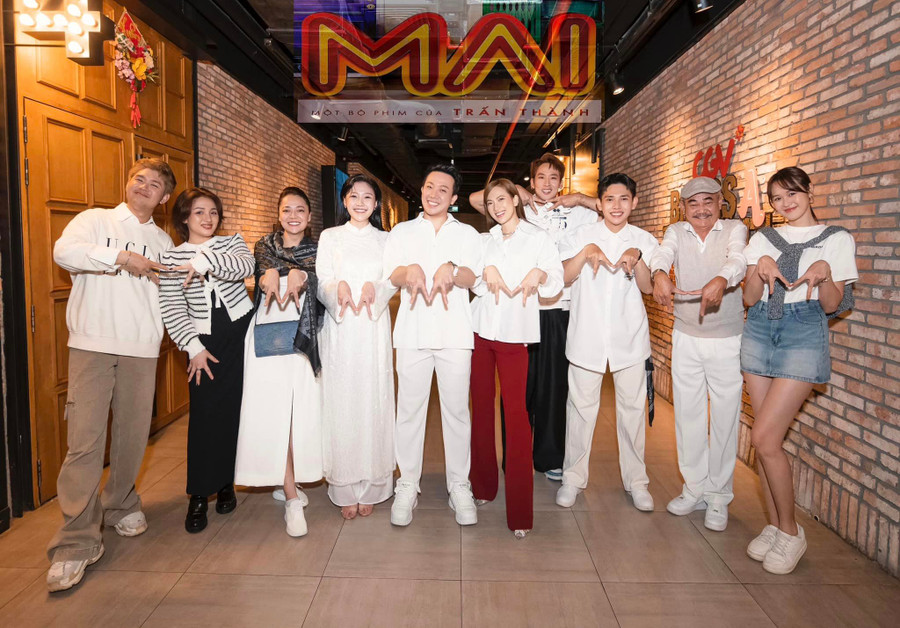 Mai xoay quanh câu chuyện tình yêu lệch tuổi giữa Mai (Phương Anh Đào) và Dương (Tuấn Trần).