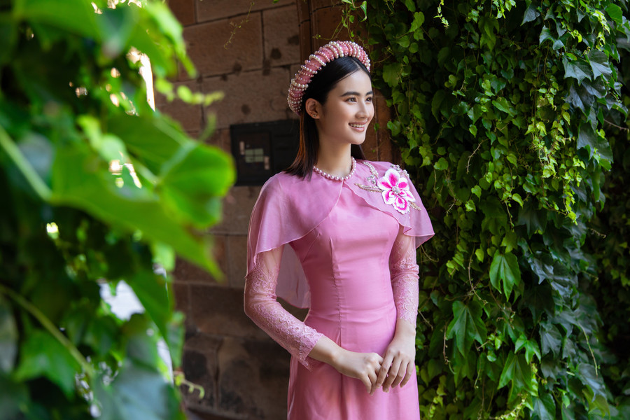 Hoa hậu Ý Nhi diện áo dài truyền thống tại Úc trước thềm Tết Nguyên đán. Hoa hậu Ý Nhi diện áo dài truyền thống tại Úc trước thềm Tết Nguyên đán.