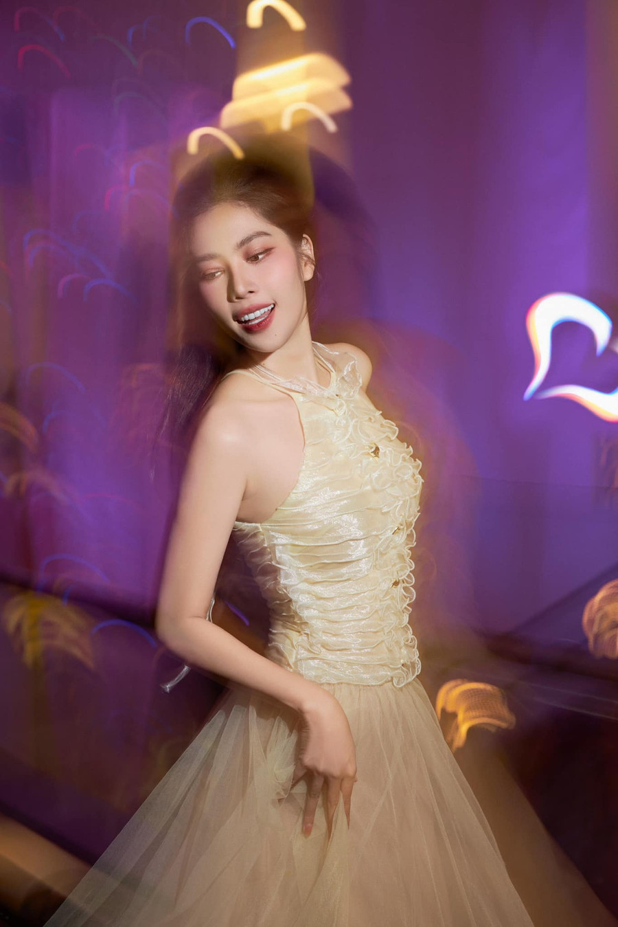 Thời gian qua, Nam Em liên tục trở thành tâm điểm chỉ trích của cư dân mạng. Thời gian qua, Nam Em liên tục trở thành tâm điểm chỉ trích của cư dân mạng.