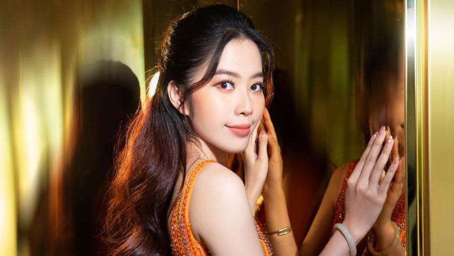 Hoa khôi Nam Em liên tục gây chú ý khi livestream 'bóc phốt' nhiều nhân vật nổi tiếng. Hoa khôi Nam Em liên tục gây chú ý khi livestream 'bóc phốt' nhiều nhân vật nổi tiếng.
