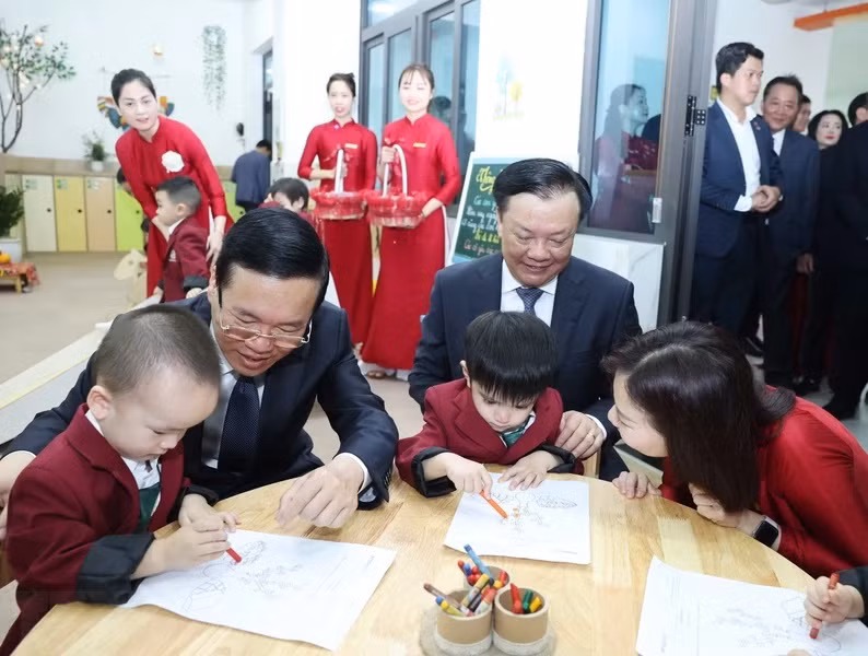 Chủ tịch nước Võ Văn Thưởng và Bí thư Thành ủy Hà Nội Đinh Tiến Dũng với các cháu nhi đồng tại Trường Mầm non Phúc Lộc, xã Uy Nỗ, huyện Đông Anh. (Ảnh: Thống Nhất/TTXVN)