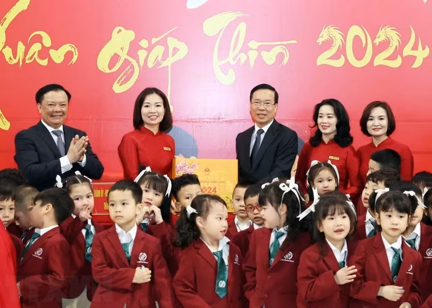 Chủ tịch nước Võ Văn Thưởng tặng quà các cháu nhi đồng và thầy cô giáo Trường Mầm non Phúc Lộc, xã Uy Nỗ, huyện Đông Anh. (Ảnh: Thống Nhất/TTXVN)