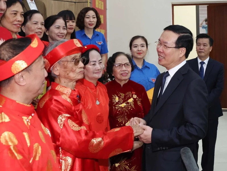 Chủ tịch nước Võ Văn Thưởng thăm hỏi, chúc Tết các cụ cao niên tại Điểm sinh hoạt cộng đồng Nhà văn hóa tổ dân phố 2, 3, 4 thuộc thị trấn Đông Anh, huyện Đông Anh, thành phố Hà Nội. (Ảnh: Thống Nhất/TTXVN)