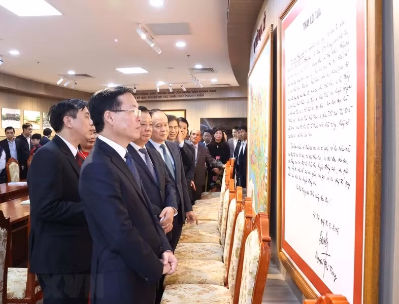 Chủ tịch nước Võ Văn Thưởng thăm Trung tâm Văn hóa - Thông tin và Thể thao huyện Đông Anh. (Ảnh: Thống Nhất/TTXVN)