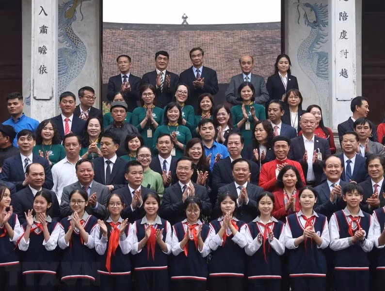 Chủ tịch nước Võ Văn Thưởng và các đại biểu tại Di tích Quốc gia Đặc biệt Cổ Loa. (Ảnh: Thống Nhất/TTXVN)