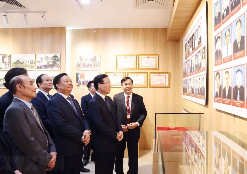 Chủ tịch nước Võ Văn Thưởng thăm Trung tâm Văn hóa - Thông tin và Thể thao huyện Đông Anh (Ảnh: Thống Nhất/TTXVN)