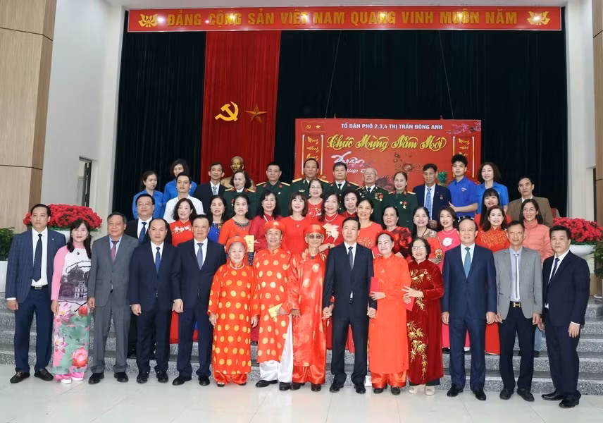 Chủ tịch nước Võ Văn Thưởng thăm hỏi, chúc Tết các cụ cao niên tại Điểm sinh hoạt cộng đồng Nhà văn hóa tổ dân phố 2, 3, 4 thuộc thị trấn Đông Anh, huyện Đông Anh, thành phố Hà Nội. (Ảnh: Thống Nhất/TTXVN)