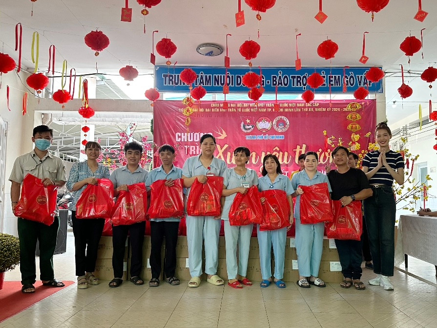 Hoa hậu Liên lục địa 2022 - Lê Nguyễn Bảo Ngọc trao quà Tết cho các em nhỏ tại Trung tâm Nuôi dưỡng Bảo trợ Trẻ em Gò Vấp, TPHCM.