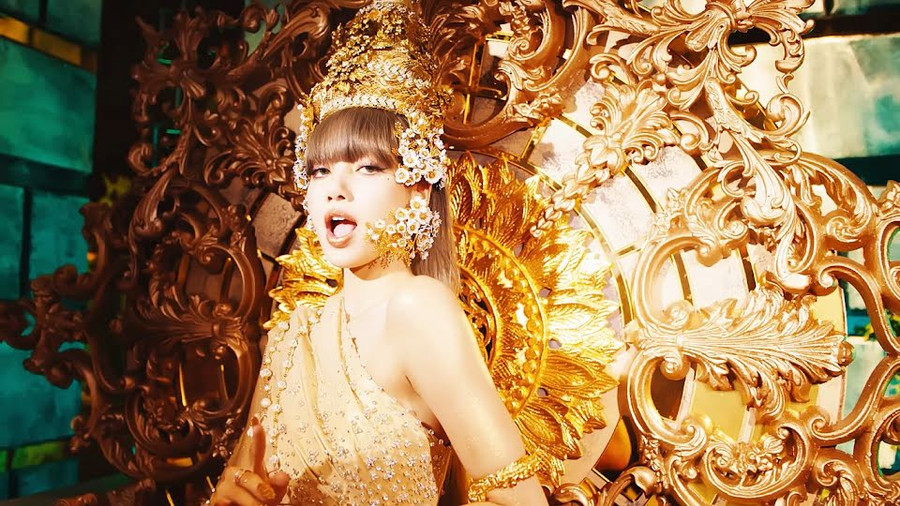 Lisa (BLACKPINK) trả lời đầy khéo léo khi được hỏi rap tiếng Anh và Hàn cái nào khó hơn.