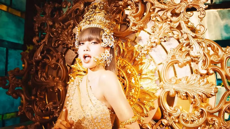 Lisa (BLACKPINK) trả lời đầy khéo léo khi được hỏi rap tiếng Anh và Hàn cái nào khó hơn.