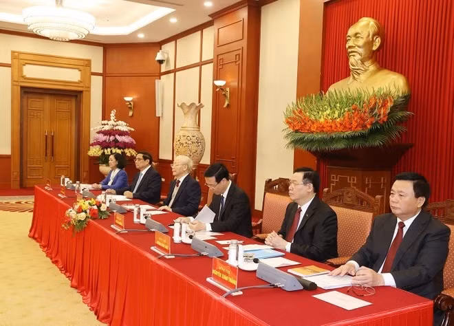 Tổng Bí thư Nguyễn Phú Trọng cùng các Ủy viên Bộ Chính trị: Chủ tịch nước Võ Văn Thưởng; Thủ tướng Chính phủ Phạm Minh Chính; Chủ tịch Quốc hội Vương Đình Huệ; Thường trực Ban Bí thư, Trưởng Ban Tổ chức Trung ương Trương Thị Mai; Giám đốc Học viện Chính trị Quốc gia Hồ Chí Minh, Chủ tịch Hội đồng Lý luận Trung ương, Tổ trưởng Tổ Biên tập Văn kiện Nguyễn Xuân Thắng chủ trì phiên họp. (Ảnh: Trí Dũng/TTXVN).