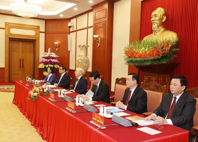 Tổng Bí thư Nguyễn Phú Trọng cùng các Ủy viên Bộ Chính trị: Chủ tịch nước Võ Văn Thưởng; Thủ tướng Chính phủ Phạm Minh Chính; Chủ tịch Quốc hội Vương Đình Huệ; Thường trực Ban Bí thư, Trưởng Ban Tổ chức Trung ương Trương Thị Mai; Giám đốc Học viện Chính trị Quốc gia Hồ Chí Minh, Chủ tịch Hội đồng Lý luận Trung ương, Tổ trưởng Tổ Biên tập Văn kiện Nguyễn Xuân Thắng chủ trì phiên họp. (Ảnh: Trí Dũng/TTXVN). Tổng Bí thư Nguyễn Phú Trọng cùng các Ủy viên Bộ Chính trị: Chủ tịch nước Võ Văn Thưởng; Thủ tướng Chính phủ Phạm Minh Chính; Chủ tịch Quốc hội Vương Đình Huệ; Thường trực Ban Bí thư, Trưởng Ban Tổ chức Trung ương Trương Thị Mai; Giám đốc Học viện Chính trị Quốc gia Hồ Chí Minh, Chủ tịch Hội đồng Lý luận Trung ương, Tổ trưởng Tổ Biên tập Văn kiện Nguyễn Xuân Thắng chủ trì phiên họp. (Ảnh: Trí Dũng/TTXVN).