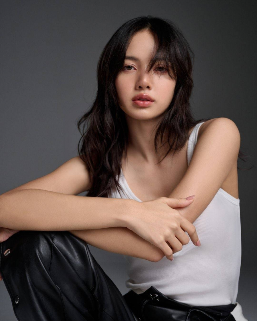 Lisa sẽ ra mắt Hollywood với tư cách là một diễn viên. Lisa sẽ ra mắt Hollywood với tư cách là một diễn viên.