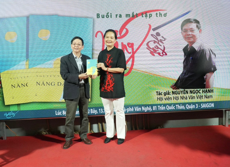 Nhà thơ Nguyễn Ngọc Hạnh ra mắt tập thơ “Nắng dậy thì”. Nhà thơ Nguyễn Ngọc Hạnh ra mắt tập thơ “Nắng dậy thì”.