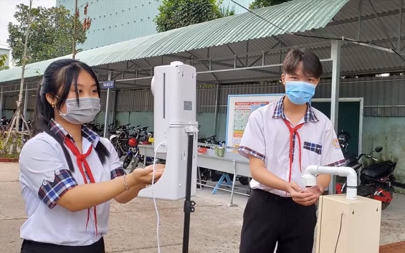 Khuyến khích học sinh thực hiện 5K tại trường học. Tuy nhiên, không bắt buộc đeo khẩu trang trong lớp với trẻ mầm non.